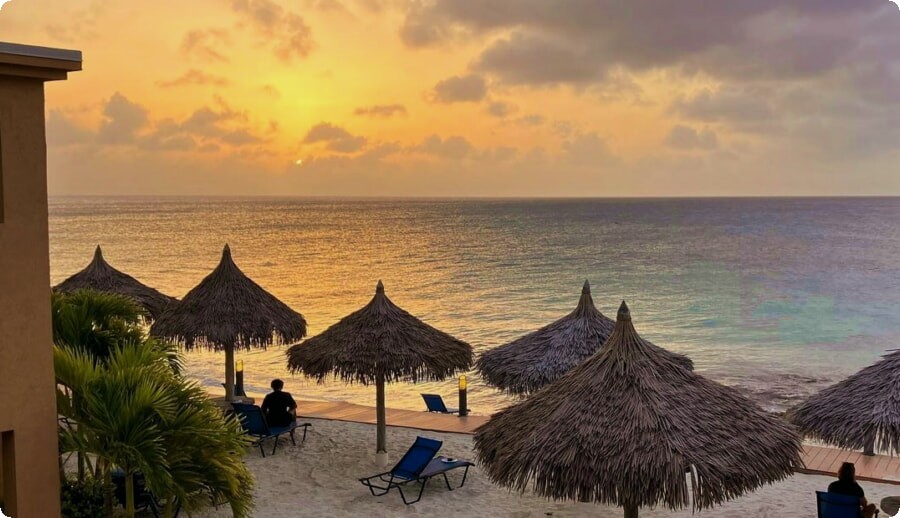 Hvite sandstrender, turkis hav og varmt vann på Aruba