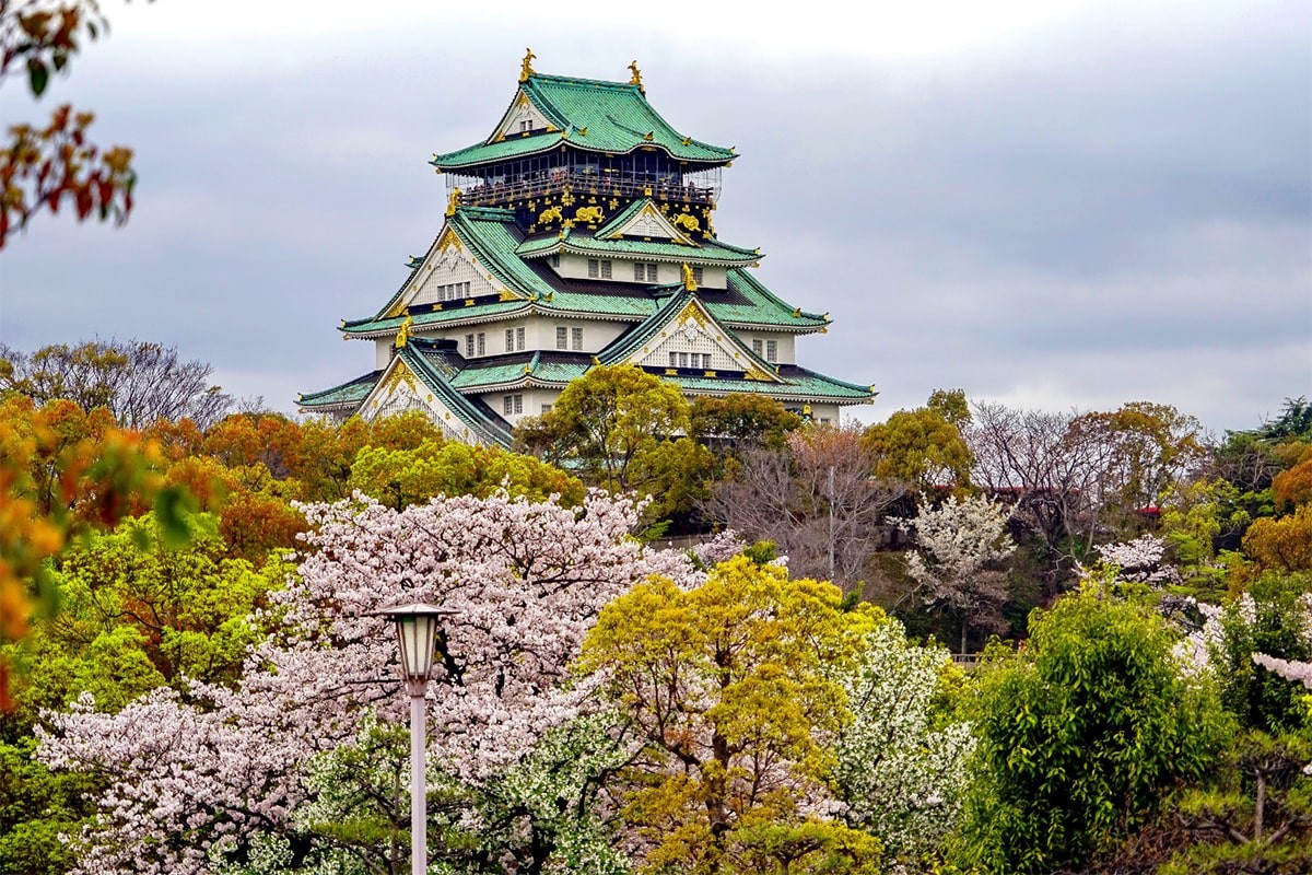 Het verkennen van de historische bezienswaardigheden van Osaka: kastelen, tempels en heiligdommen.